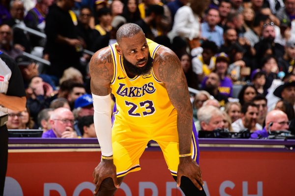 Kỷ lục của Lakers: James có kh