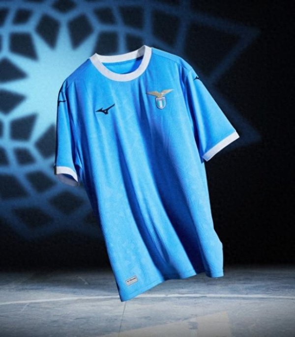 Lazio phát hành áo nhà và sân 