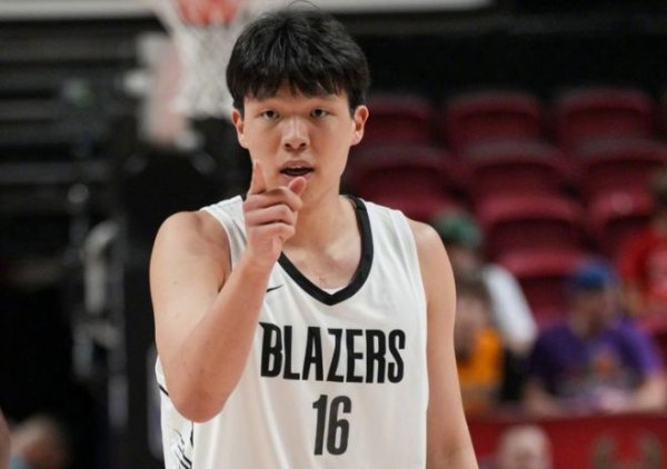 8 điểm, 8 rebound, 5 hỗ trợ và
